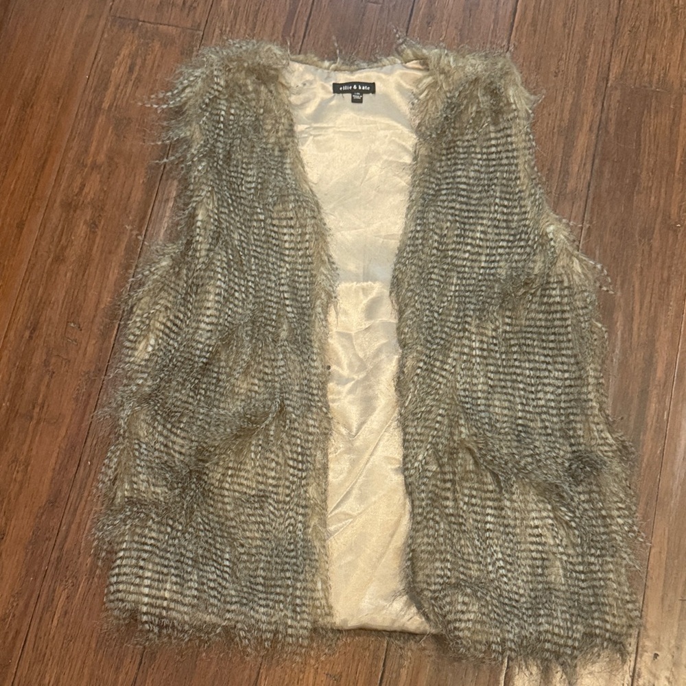 Ellie and Kate Textured Faux Fur Vest in Gray